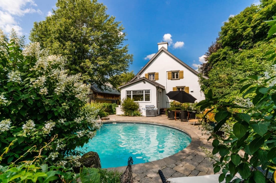 Une maison de 1863 avec une grange pour 799 000$ 