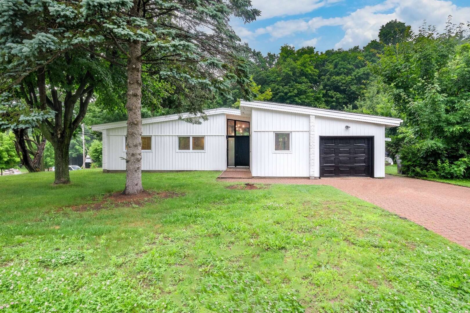 Un bungalow «mid-century» à vendre pour 689k