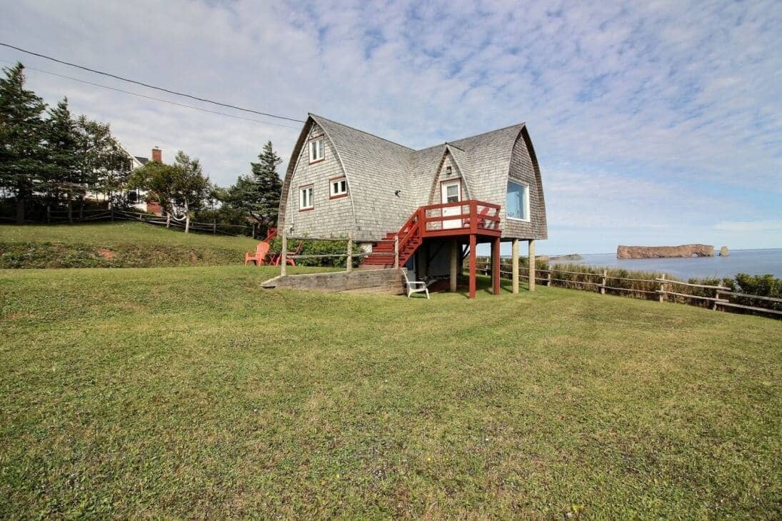 Un chalet avec vue sur le rocher Percé à vendre