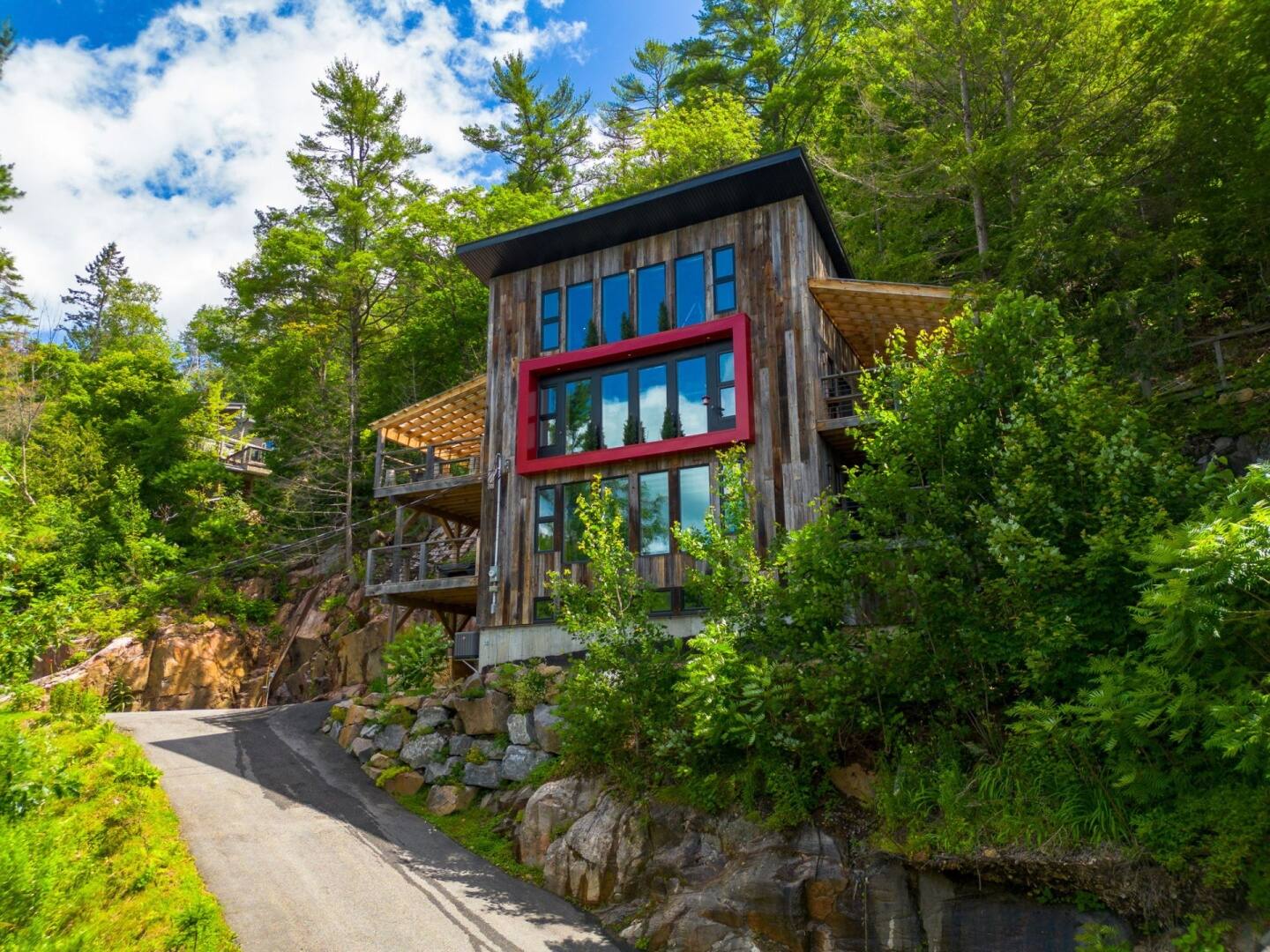 Une maison à 4 étages à vendre pour 1.1M$
