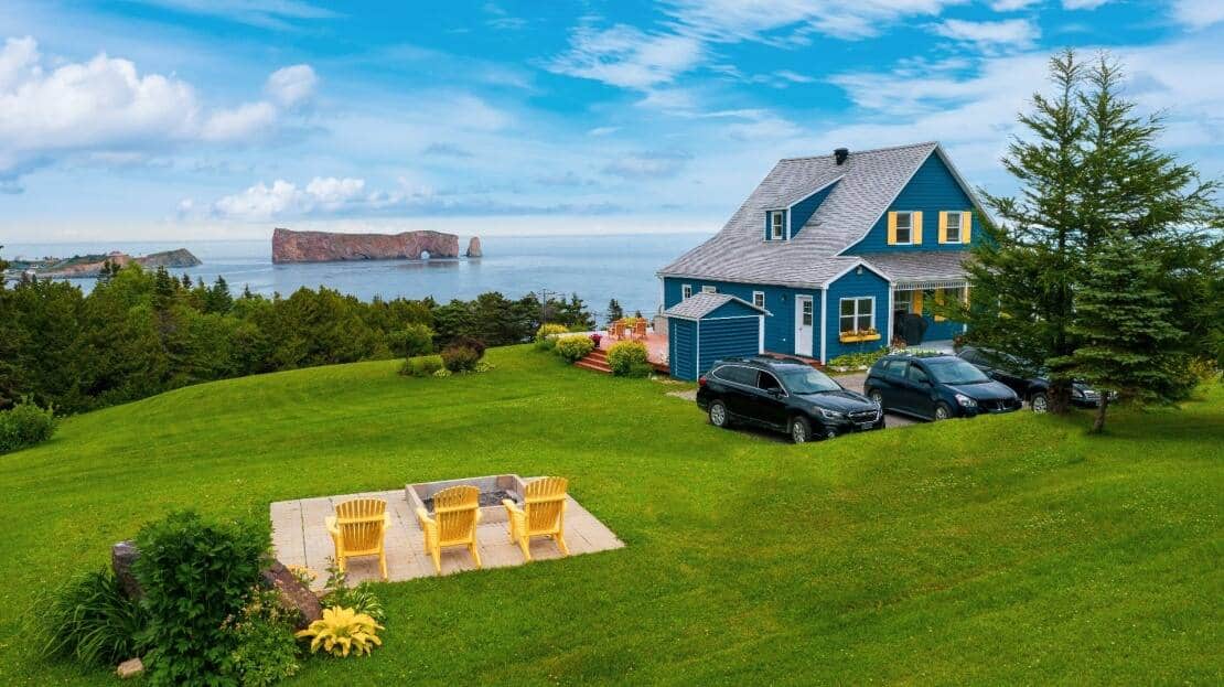 Une maison colorée avec vue sur le rocher Percé à vendre pour 600 000