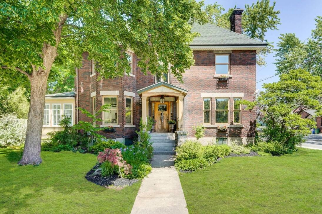 Une maison centenaire et rénovée à 2 995 000$