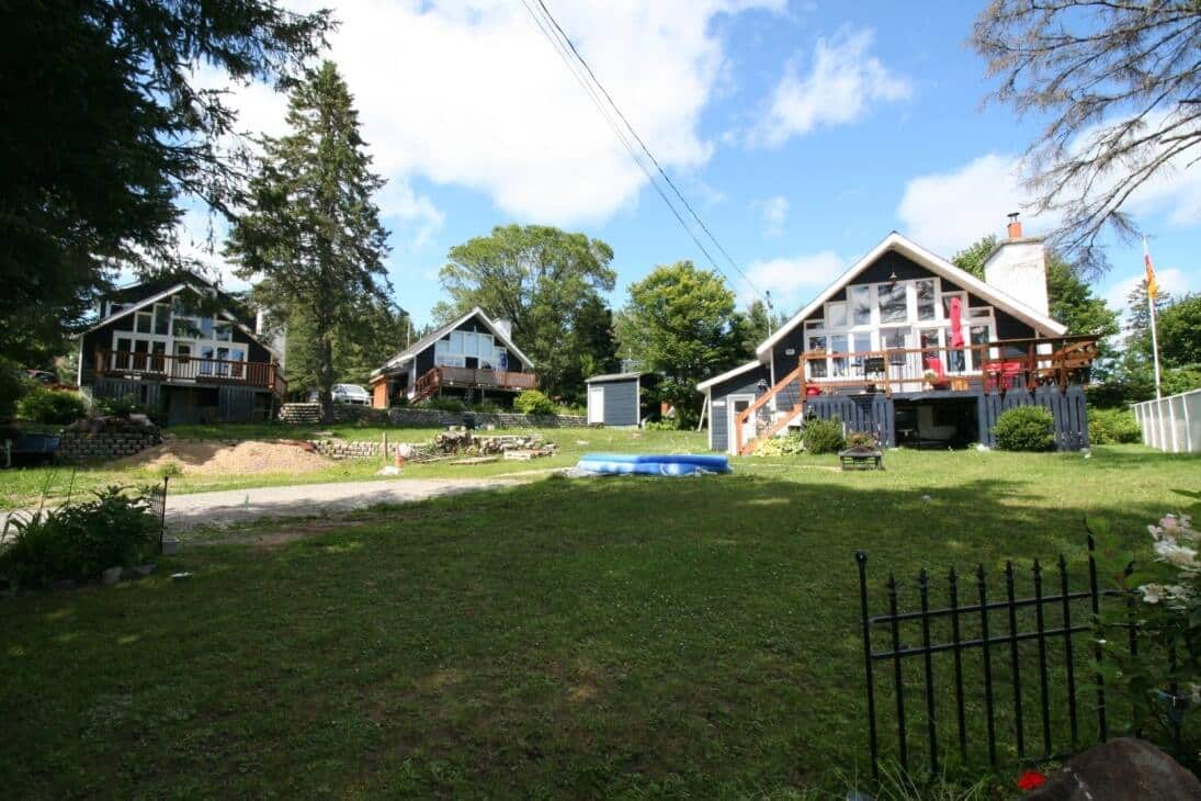 Un terrain avec 3 «chalets suisses» pour 799 000$