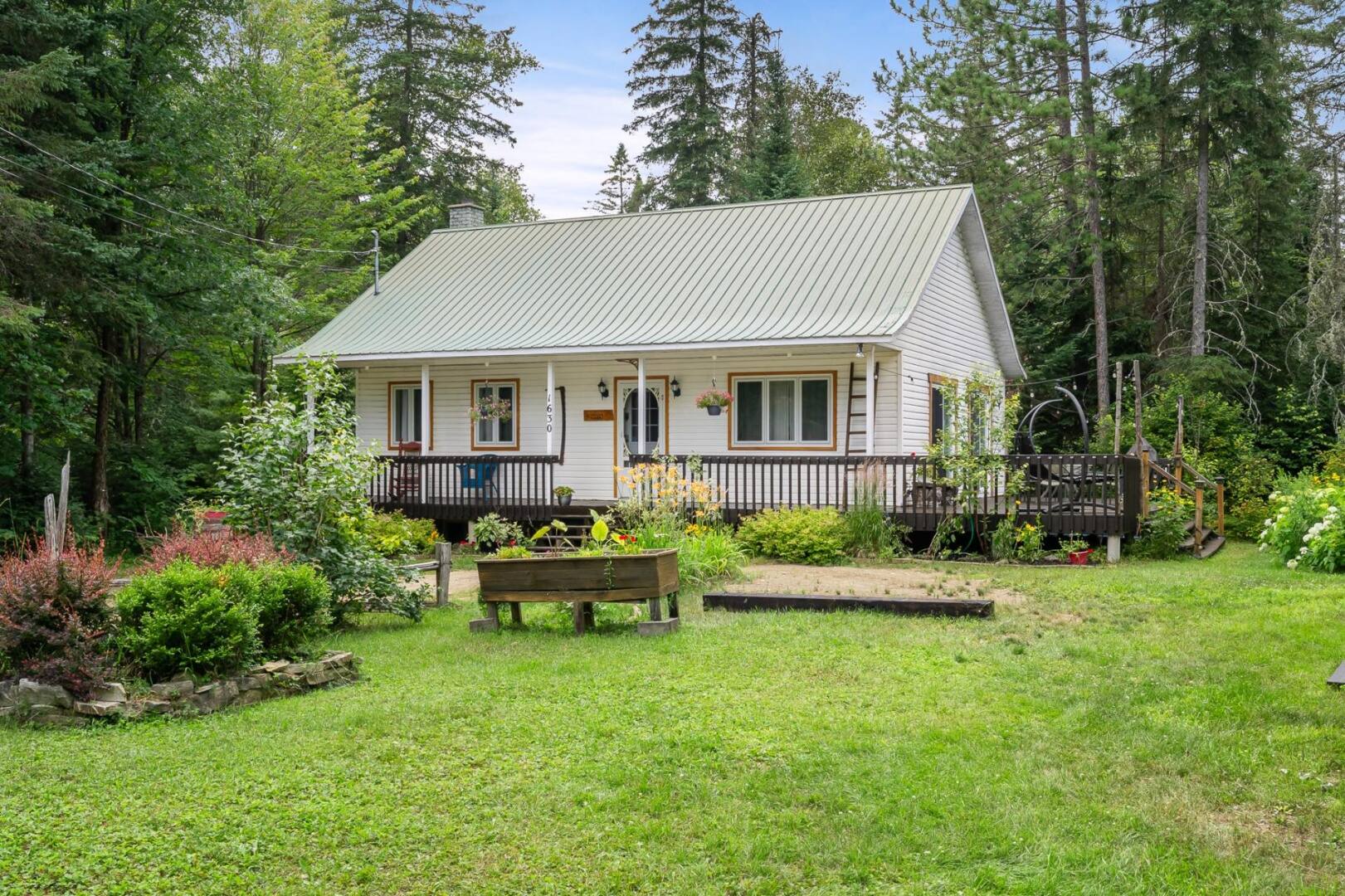 Un chalet au bord d'une rivière à vendre pour 325K