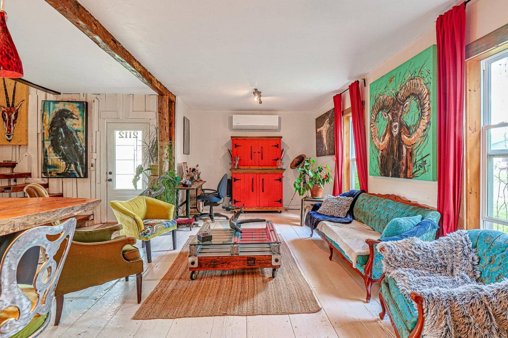 Une maison éclectique à vendre pour 449 000$