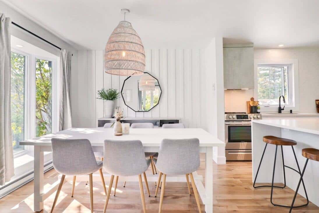 Une maison au décor zen avec piscine à 825 000$