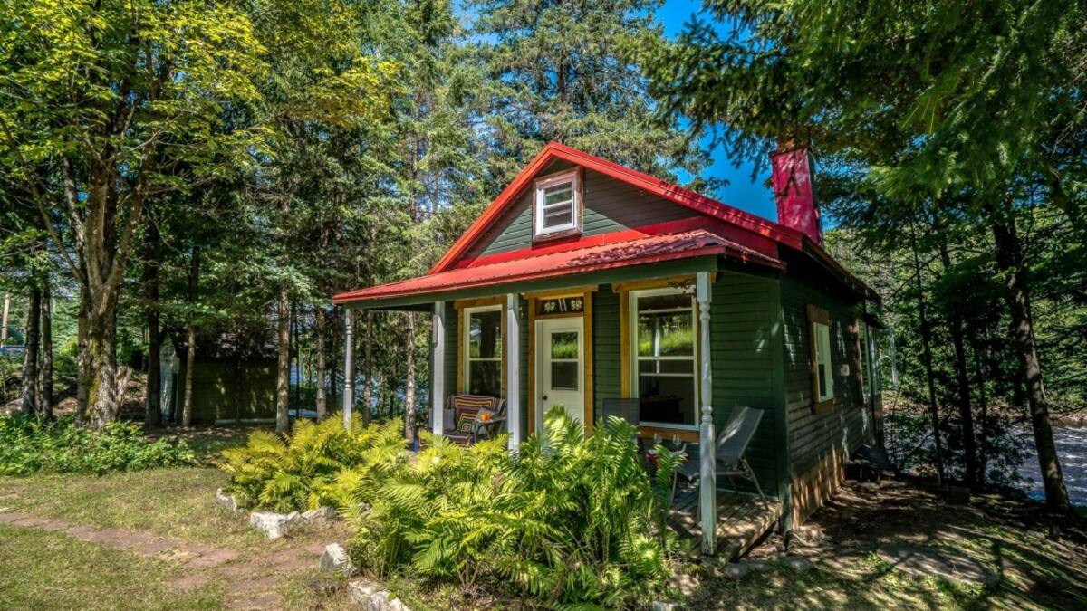 Un terrain avec deux chalets sur le bord de l’eau à SainteBrigittedeLaval à vendre pour 199 Un terrain avec deux chalets sur le bord de l’eau à SainteBrigittedeLaval à vendre pour 199