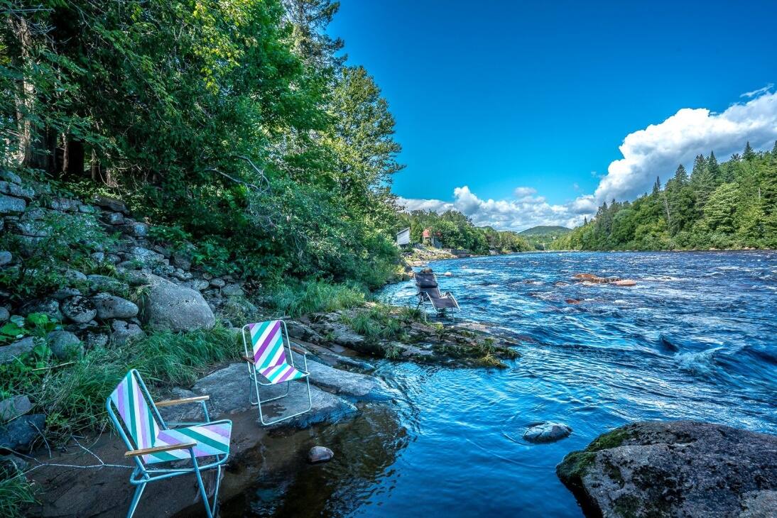 SainteBrigittedeLaval terrain avec deux chalets sur le bord de la