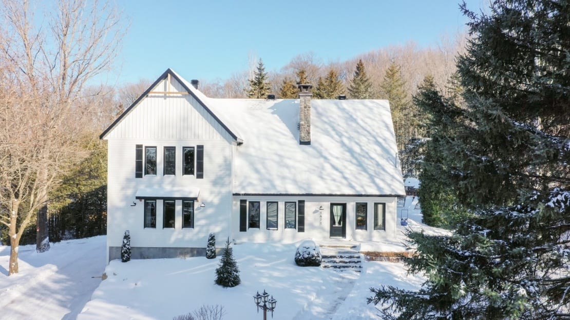 Une maison «farmhouse» moderne à 1 249 000 $