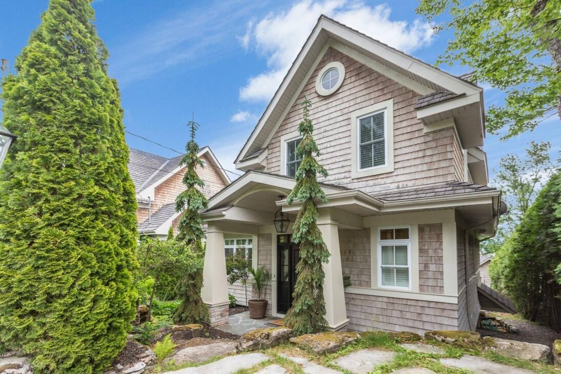 Une maison de style Cape Cod en bordure du magnifique lac Brome Salut