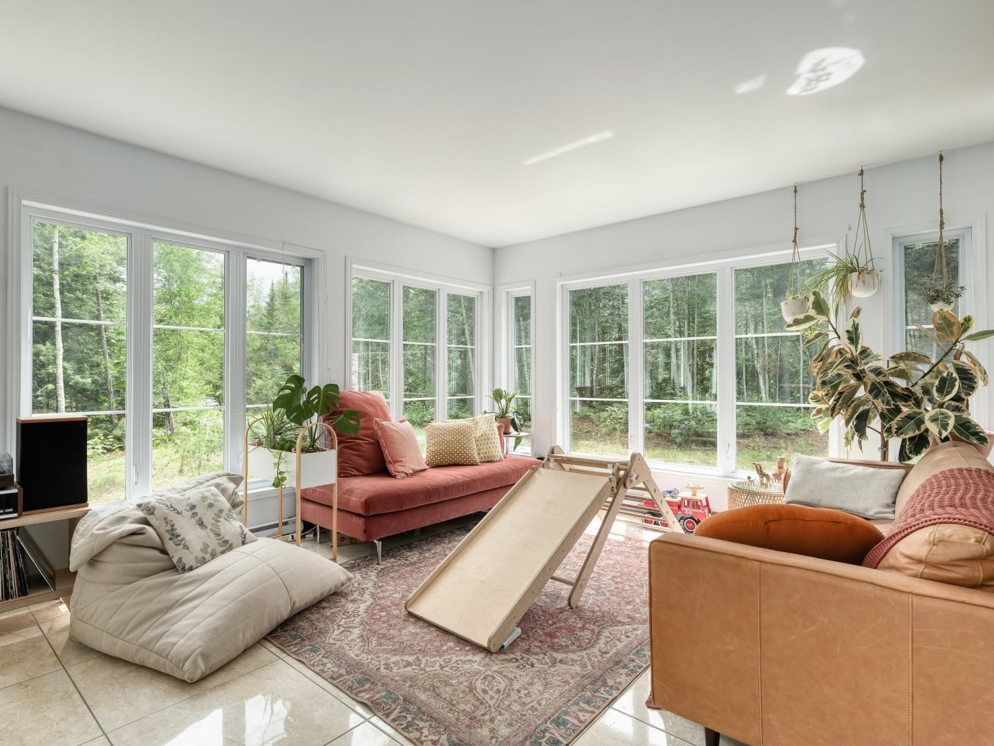 Un joli chalet rénové à vendre pour 599 000$