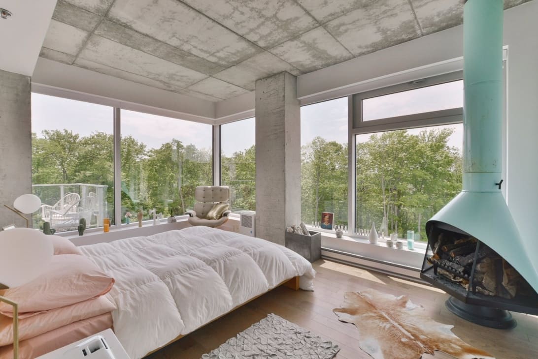 Un condo avec foyer dans la chambre à 699 900$  