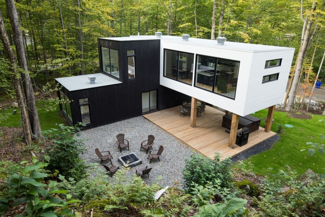 Un chalet avec accès à un lac privé pour 695 000$