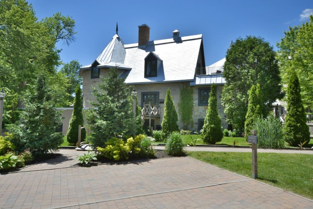 Une maison dans un château pour 999 000$ 