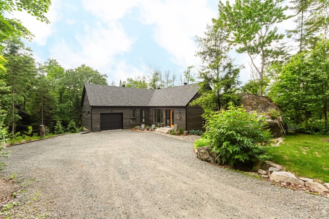 Une maison contemporaine avec véranda et accès au lac à vendre à Sainte