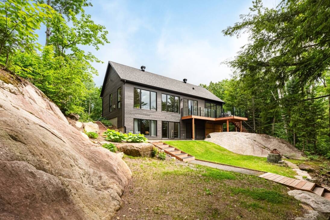 Maison avec accès au lac à vendre pour 1,175,000$ 