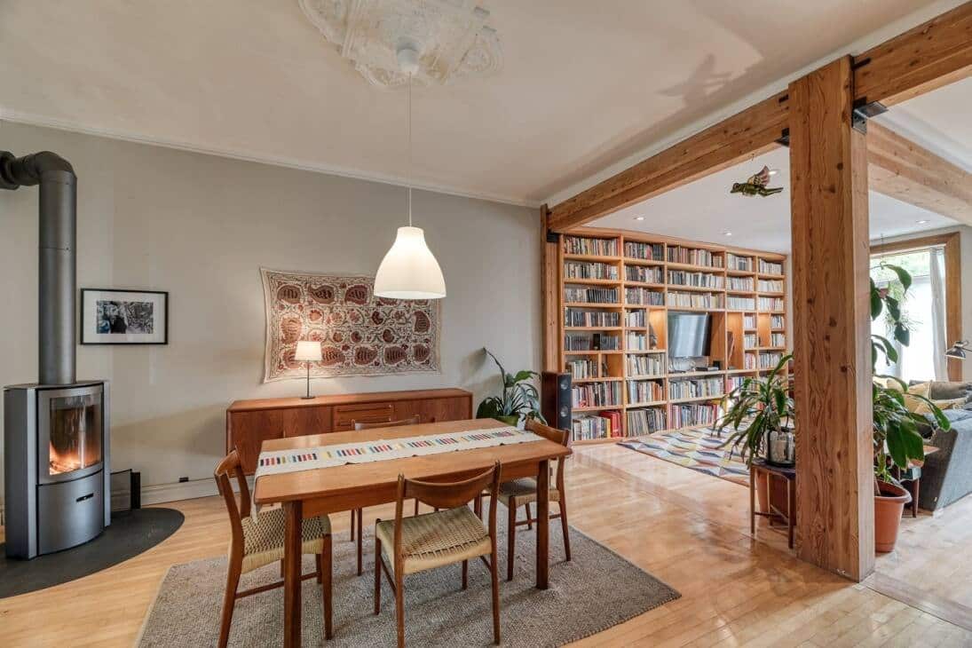 Une maison avec un mur de livres pour 849 000$