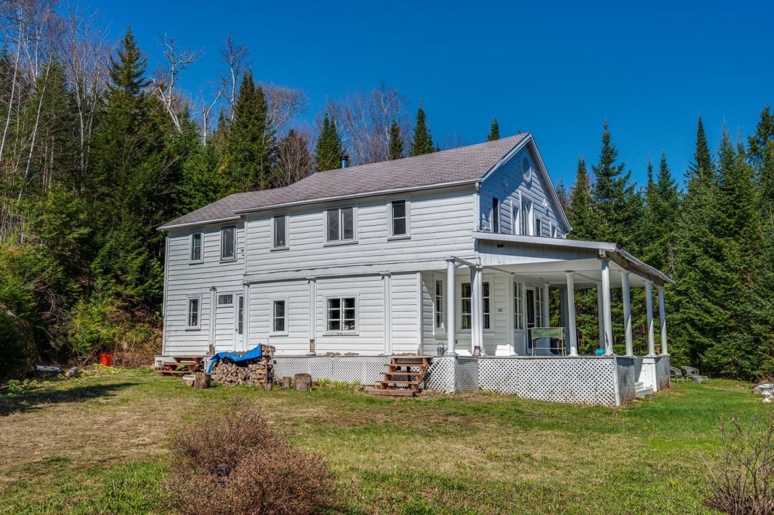 Un domaine de 2 maisons et 3 chalets avec accès privé au lac Gémont est