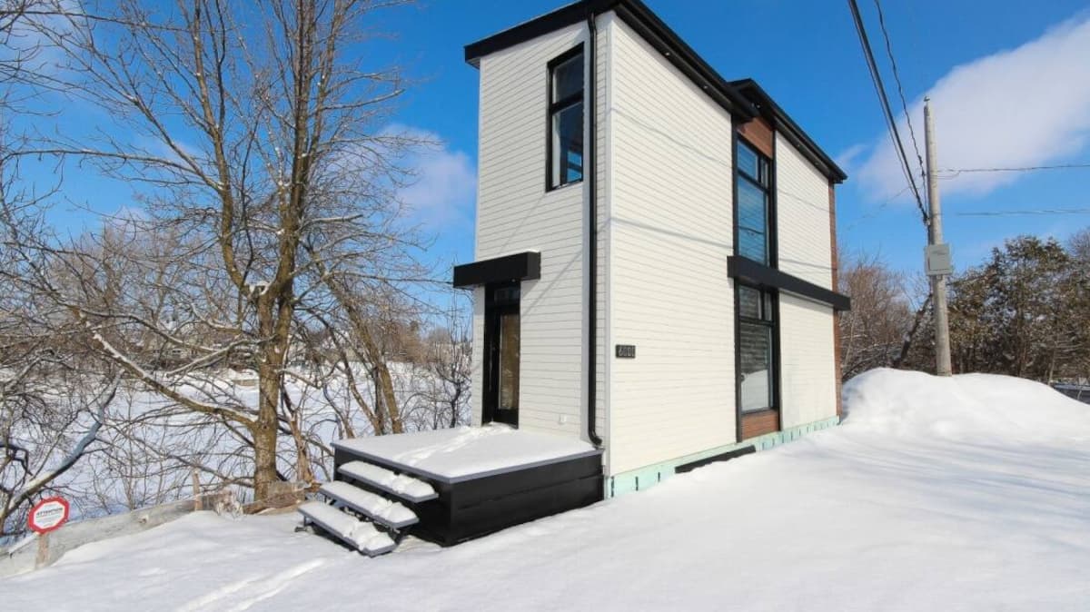 Une maison étroite et originale avec vue sur la rivière Yamaska à vendre pour 349 900 24 heures Une maison étroite et originale avec vue sur la rivière Yamaska à vendre pour 349 900 24 heures