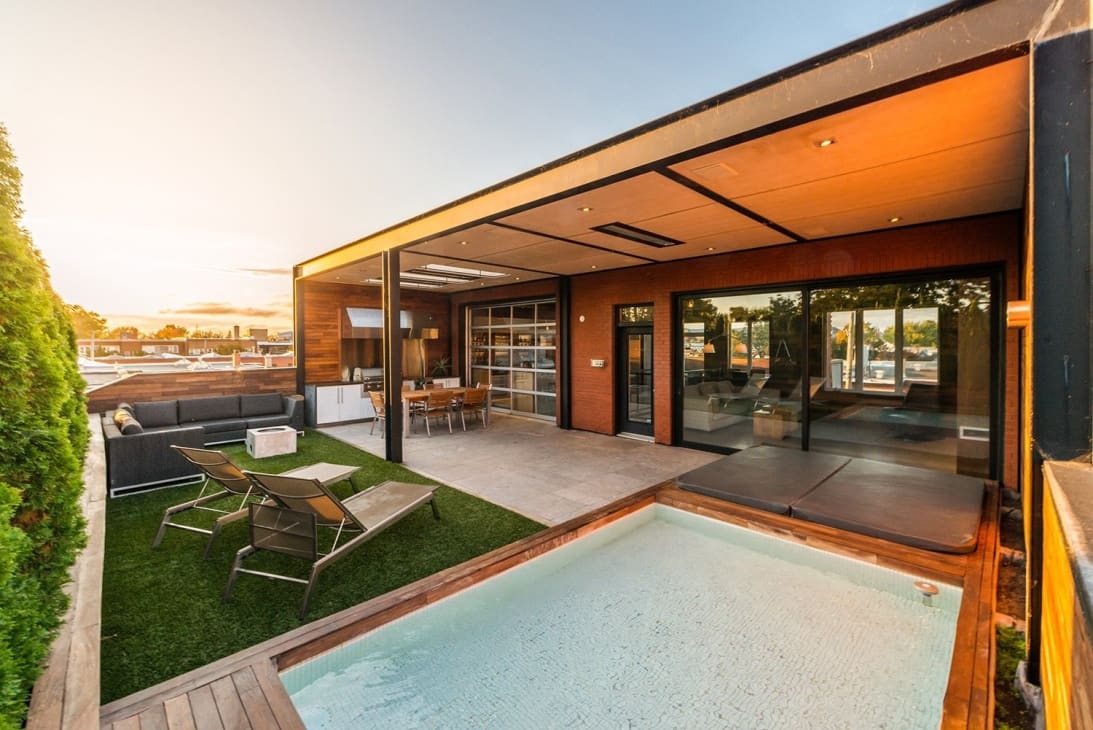 Une maison avec une terrasse de luxe à 1 090 000$