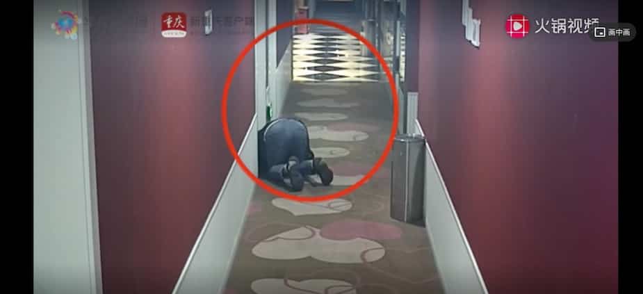 Un homme espionnait les clients d'un hôtel de Chongqing.