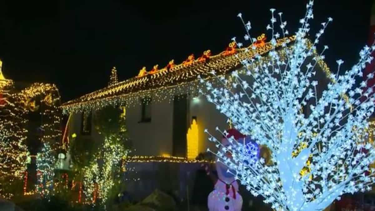 Ils décorent leur maison avec 70 000 lumières de Noël