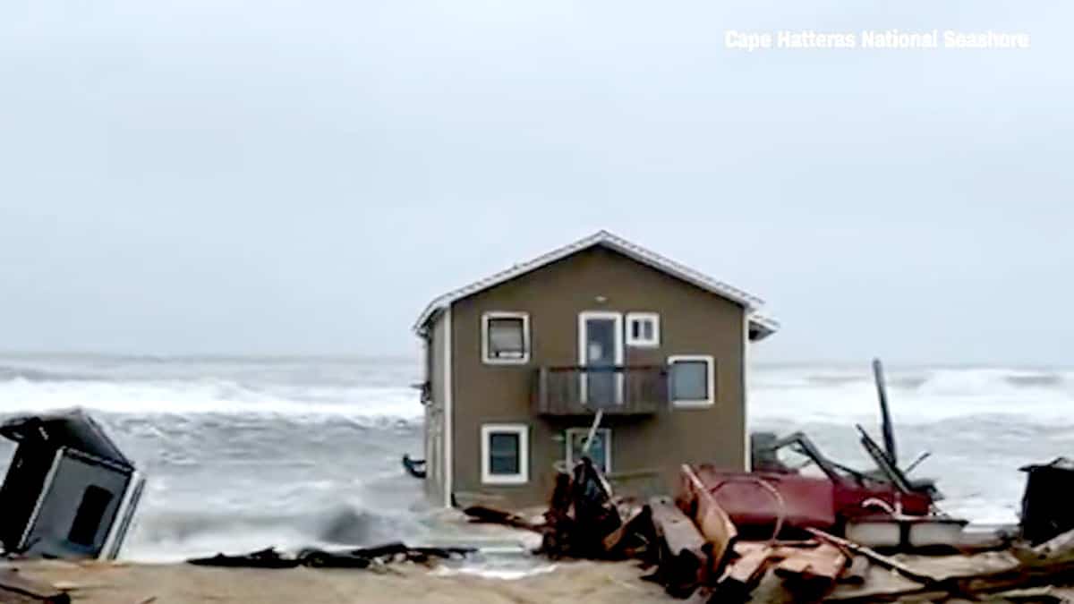 secret scene | Gorgeous houses by the sea washed up by the waves secret scene | Gorgeous houses by the sea washed up by the waves