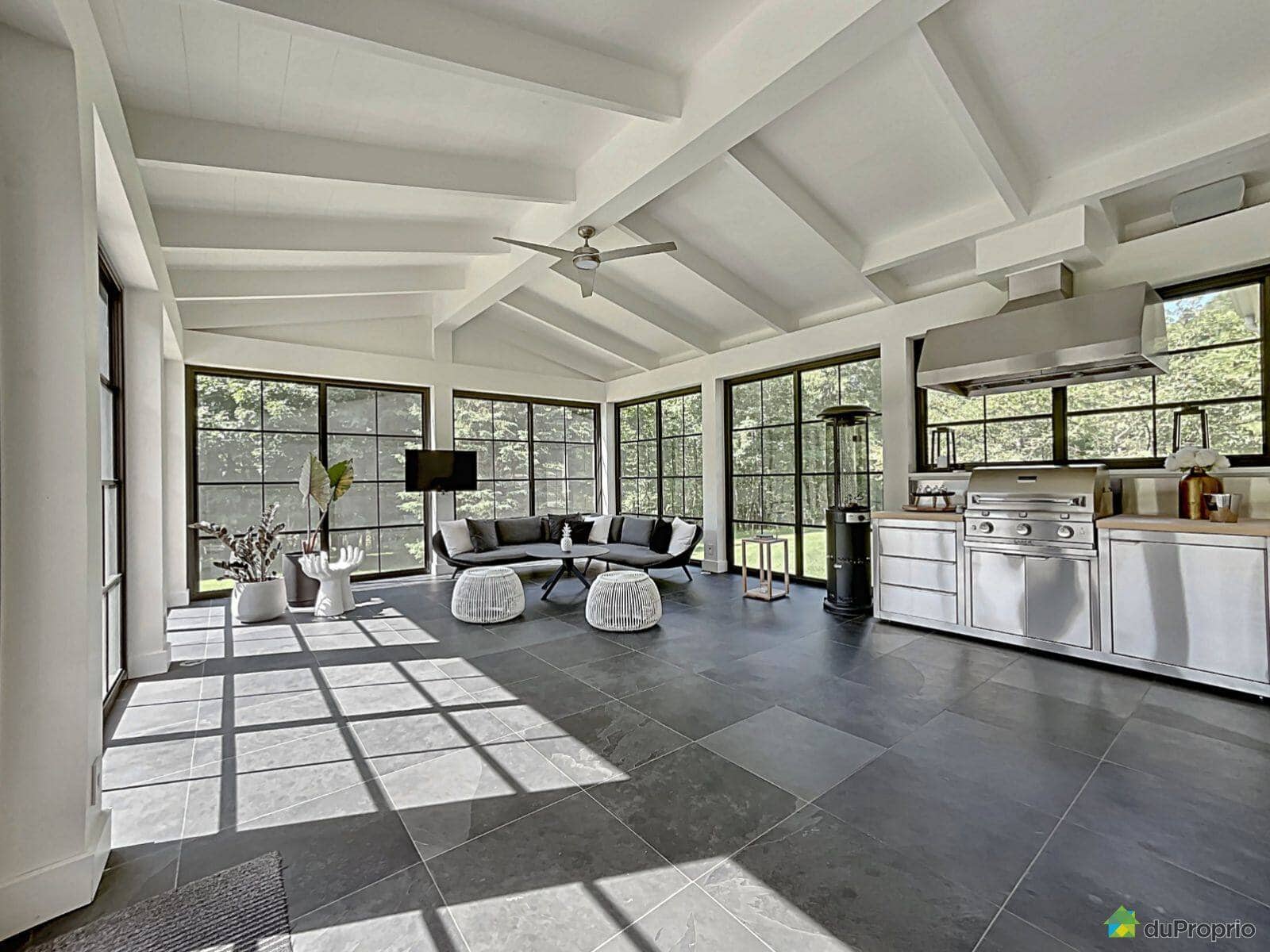 Lara Fabian vend sa sublime maison de Bromont, avec un lac privé, pour