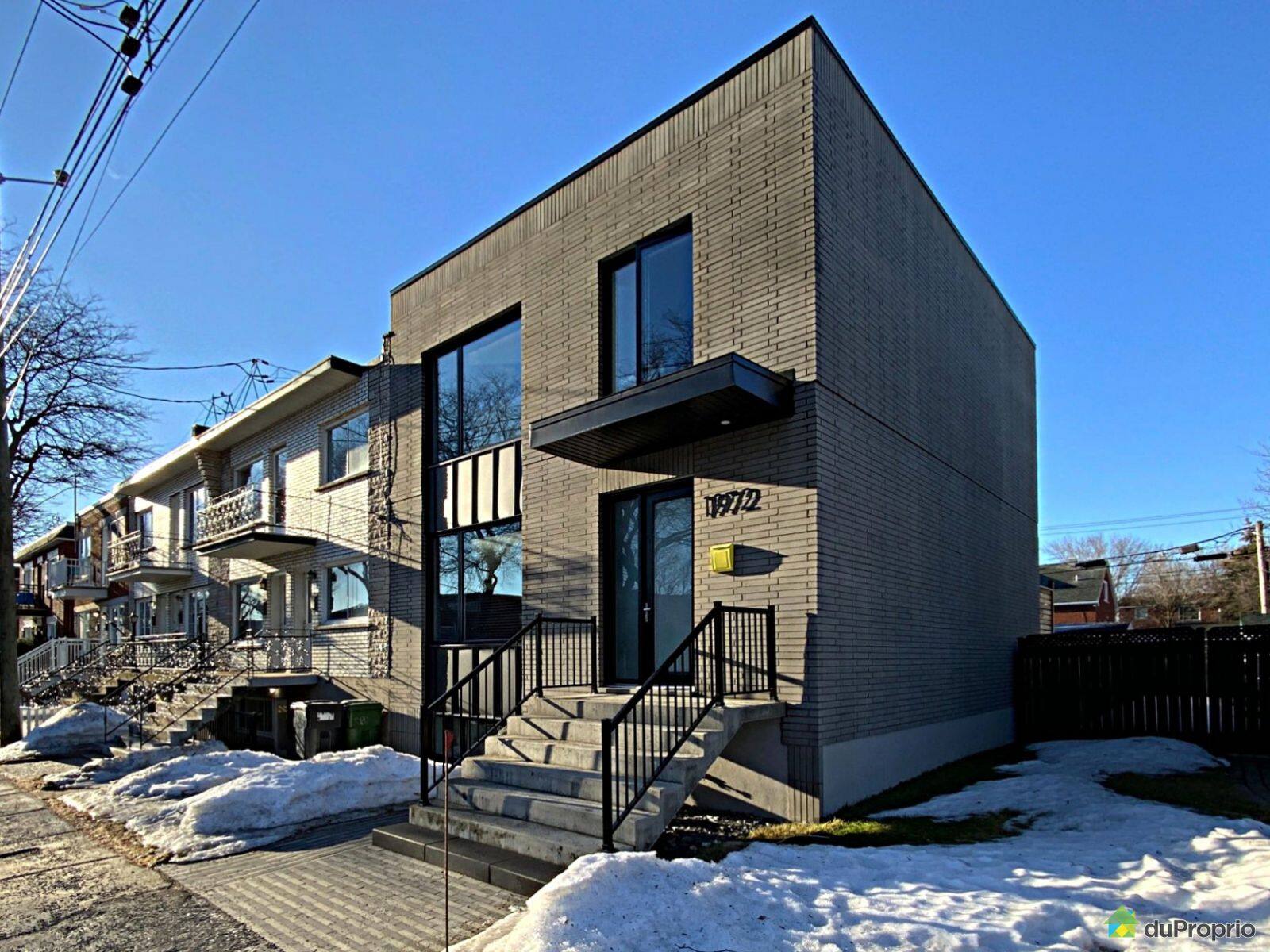 Une maison moderne avec une cour à vendre dans MercierHochelaga