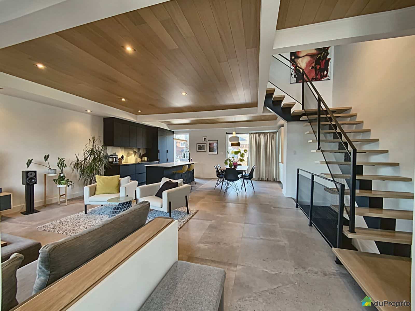 Une maison moderne avec une cour à 849 000$ 