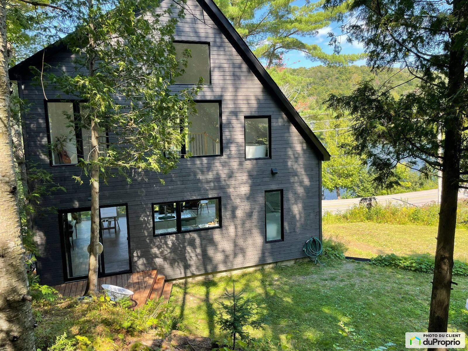 Un chalet au design scandinave à vendre pour 499 000 à SaintAdolphed