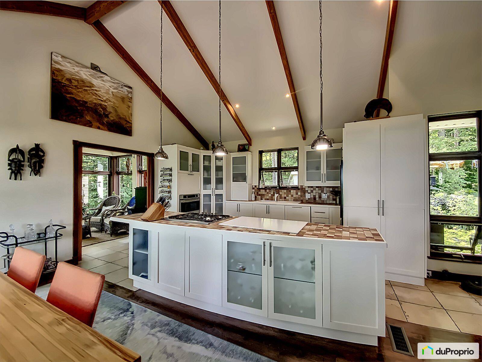 Une maison avec lac privé et vue sur les montagnes à vendre pour 1 350