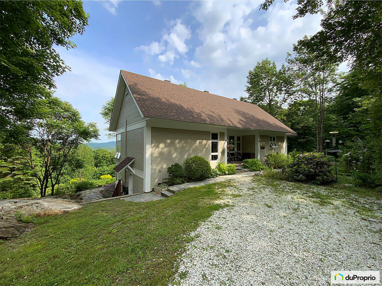 Une maison avec lac privé et vue sur les montagnes à vendre pour 1 350