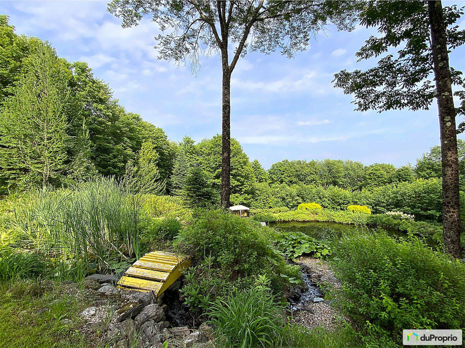 Une maison avec lac privé et vue sur les montagnes à vendre pour 1 350 000 à SaintÉtiennede