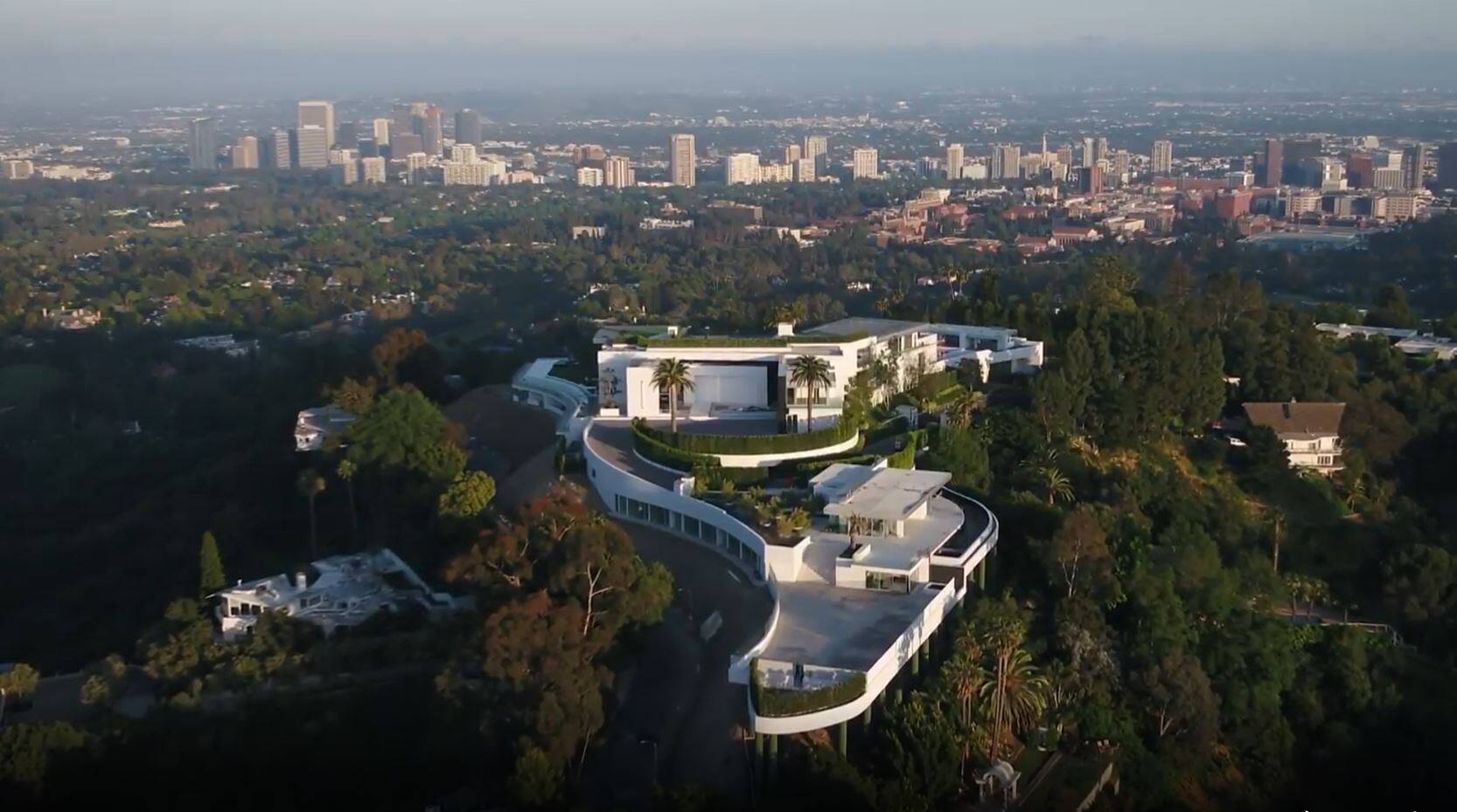 EN IMAGES | Probl&egrave;mes financiers entourant cette maison de 500 millions$