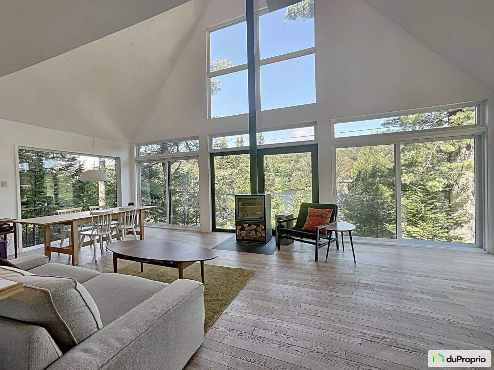 Un chalet au design scandinave à vendre pour 499 000 à SaintAdolphed