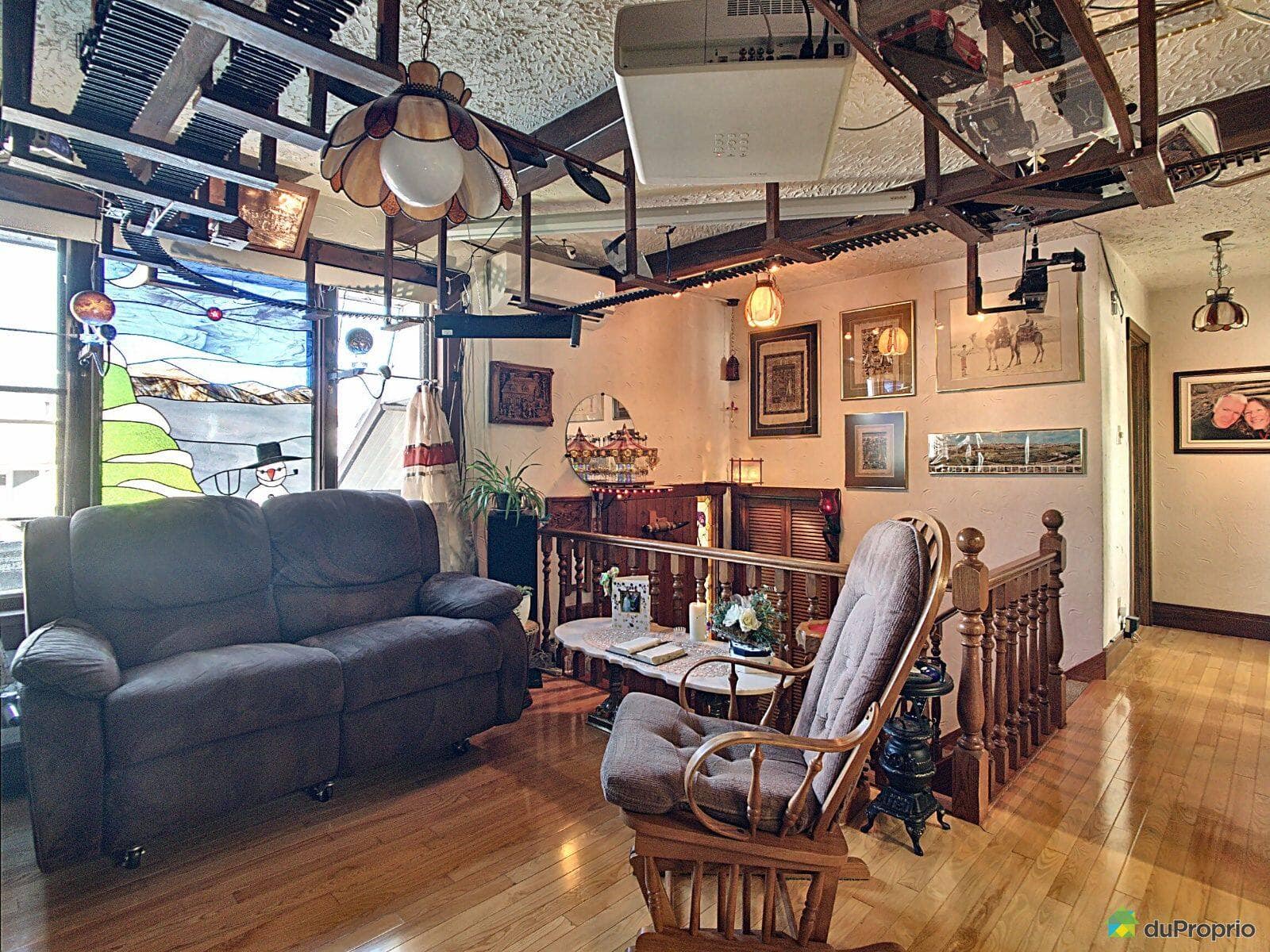 Cette maison de Trois-Rivières a des trains qui passent au plafond et une grotte dans le sous ...