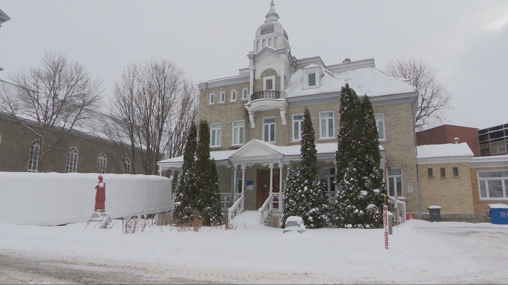 Lévis Birth Center Halts Birth Services