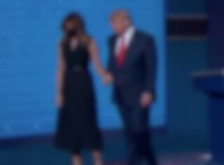 Melania ne veut pas prendre la main de Donald