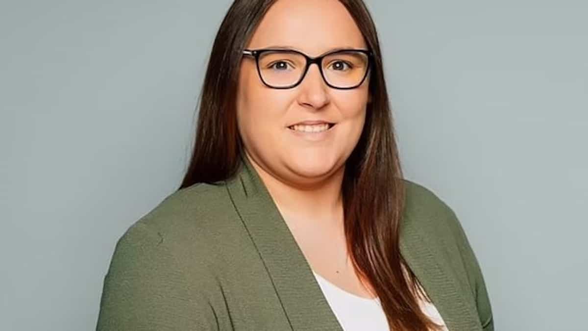 Elle jette son bébé naissant par la fenêtre pour sauver sa carrière chez Porsche