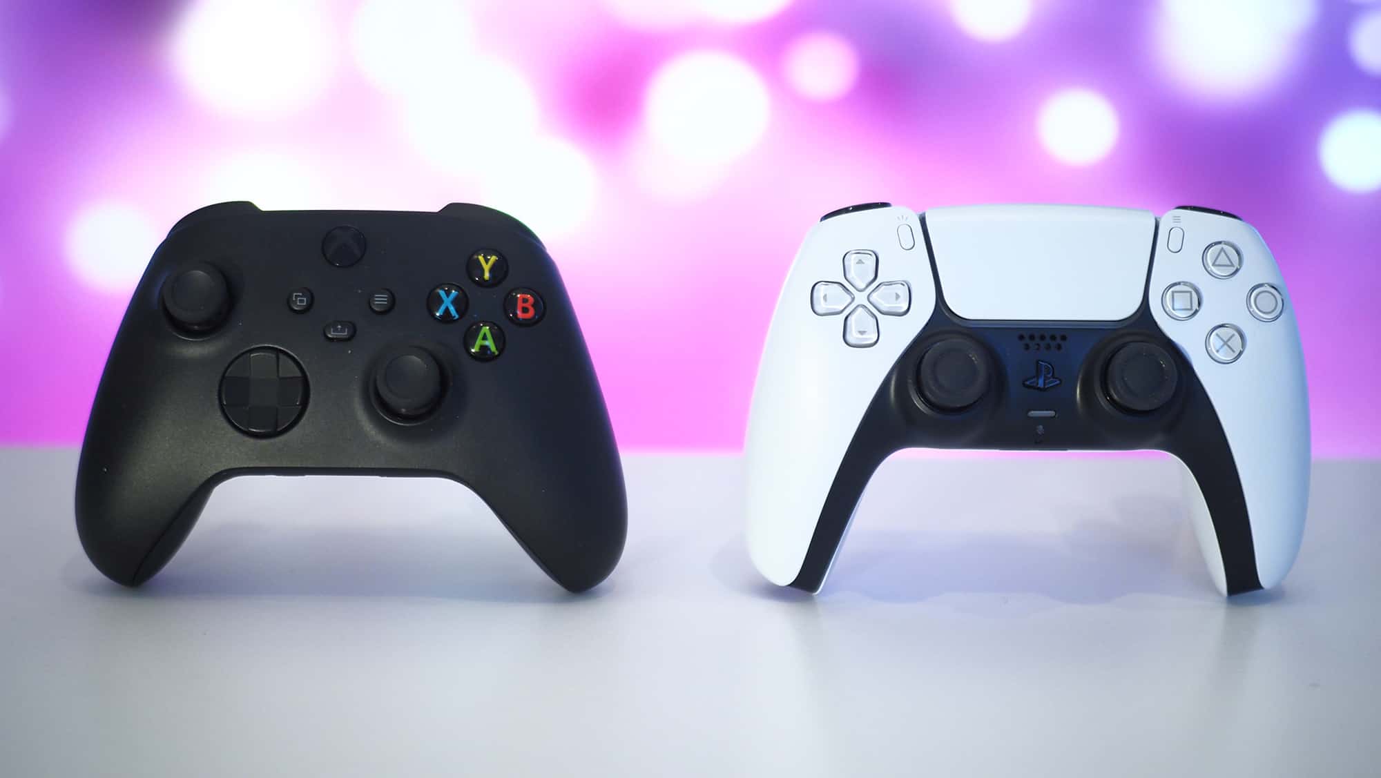 Les manettes des Xbox Series X et PS5.