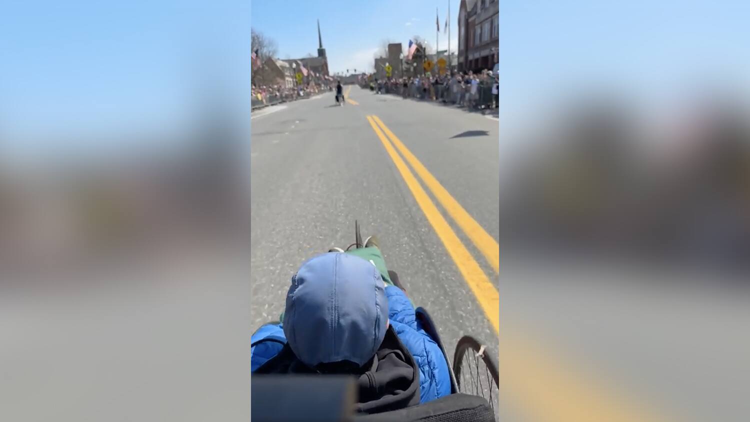 &laquo;C&rsquo;&eacute;tait notre r&ecirc;ve ultime&raquo;: il court le marathon de Boston avec son fils atteint de dystrophie musculaire