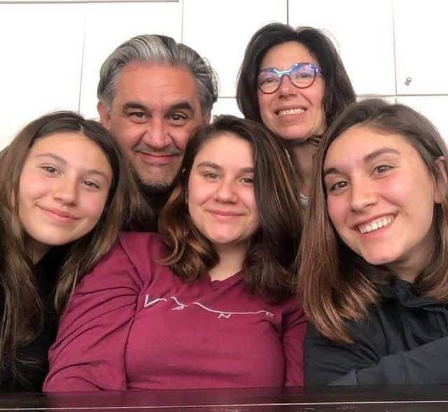 Il fait des au revoir émouvants à ses filles