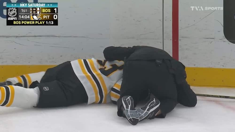 À VOIR: Brad Marchand chute lourdement et quitte le match