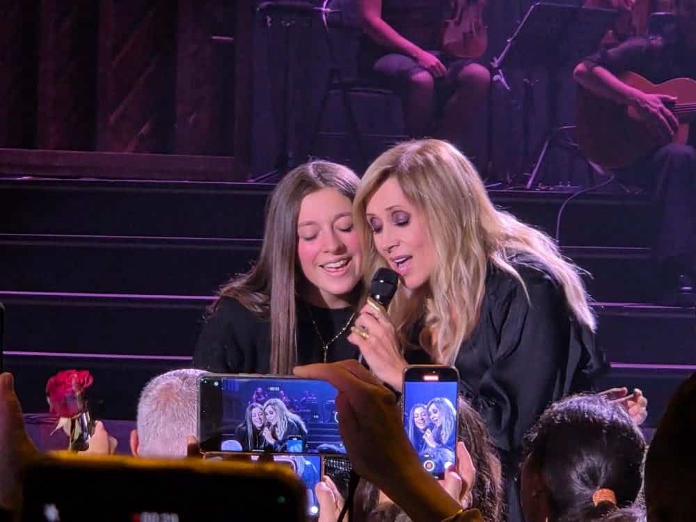 [VID&Eacute;O] Une jeune fille de 15 ans r&eacute;alise son r&ecirc;ve de chanter en duo avec Lara Fabian: &laquo;C&rsquo;&eacute;tait juste magique et j&rsquo;en ai pleur&eacute;!&raquo;