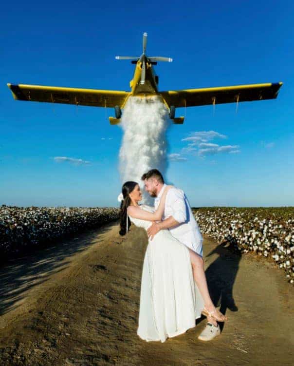 Un Avion Deverse 900 Litres D Eau Afin De Creer Un Arc En Ciel Pour Leurs Photos De Mariage Tva Nouvelles