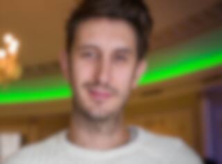 Il utilise le nom de Marilou pour une pub étrange