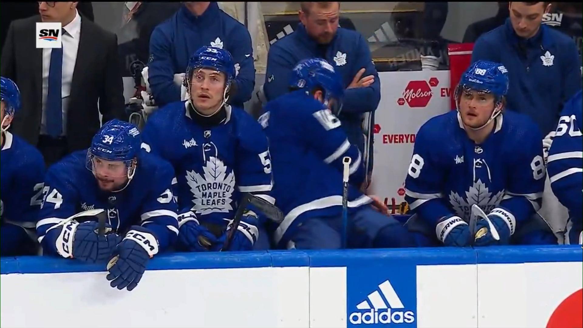 «Arrête de pleurer!», semble crier Nylander à Marner