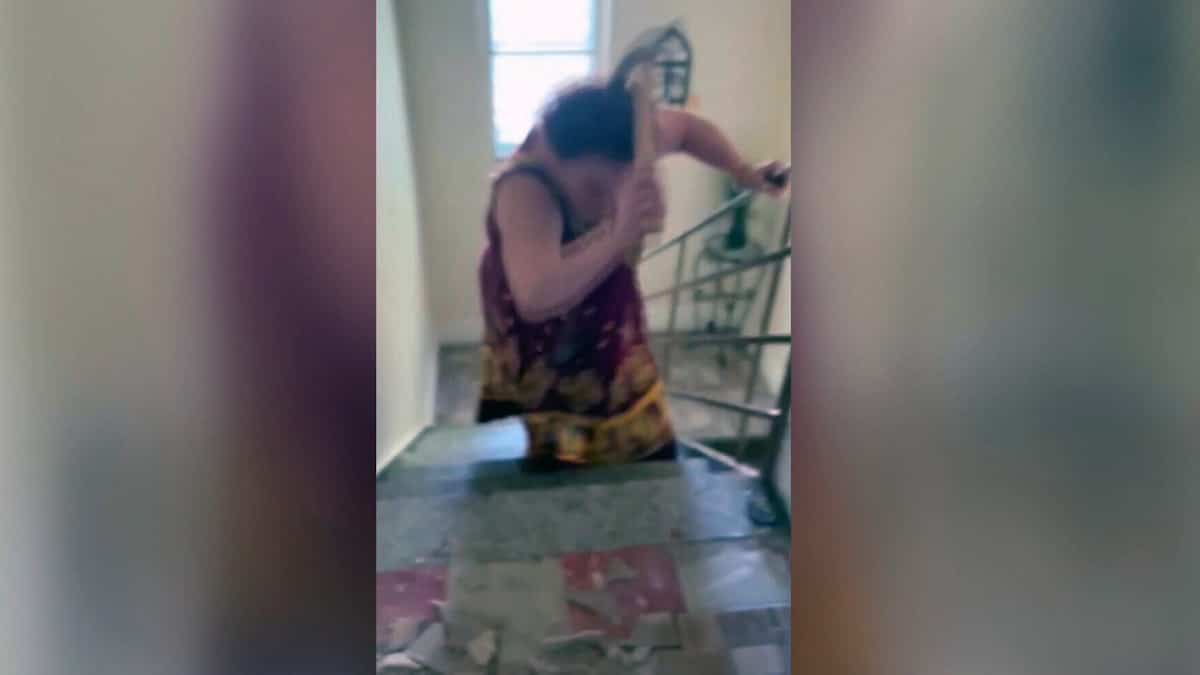 VIDÉO | Marteau à la main, une propriétaire pète les plombs devant sa locataire et ses enfants