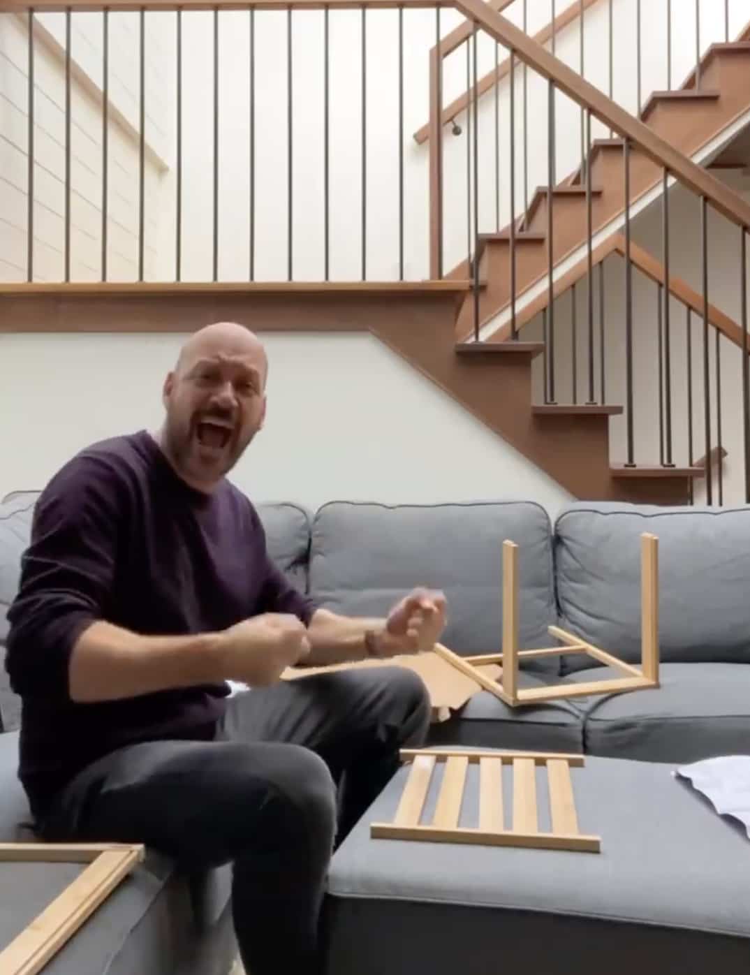 Martin Matte perd patience en assemblant un meuble